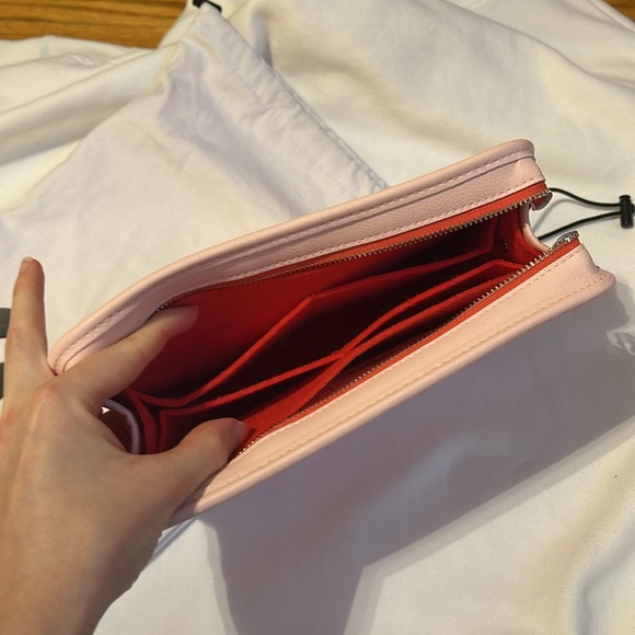 Glossier the beauty bag - Picture 3 of 3